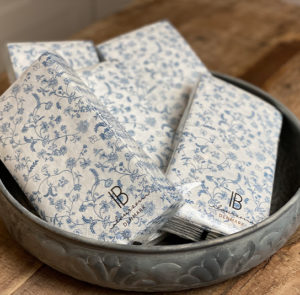 Serviette blumig hellblau – Bild 3