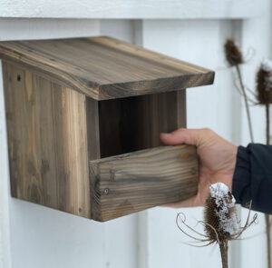 Halbhöhle, Nistkasten für Nischenbrüter z.B.: Amsel und Rotschwänzchen - Handarbeit