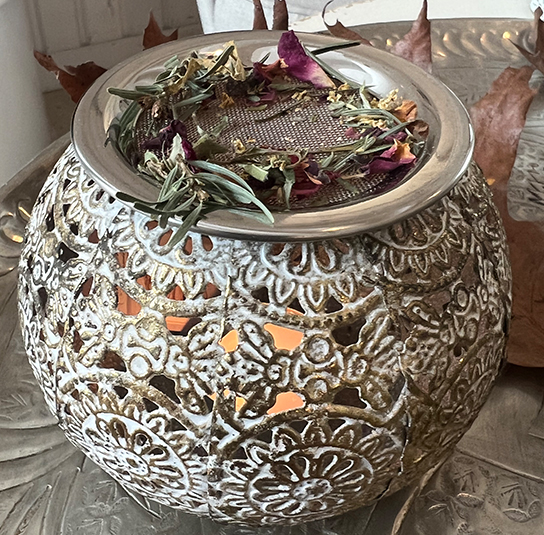 Stövchen weiß/gold klein mit Edelstahlsieb – Nordischer Garten Shop