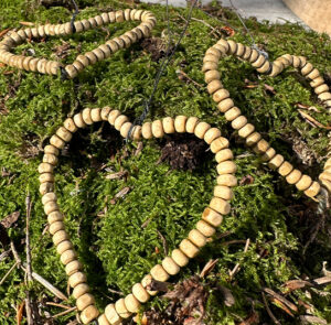 Herz aus Holzperlen handgefertigt – Bild 8