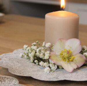 Kerzenteller Blume grau