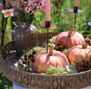 DIY Set - Herbstdeko - Tablett Lana inkl. Vase Lea, 3x Kürbis Rosaly, Kerzenspieße & Kerzen – Bild 2
