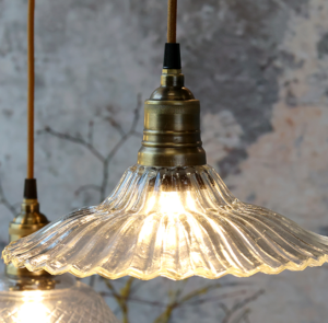 Lampe Glans Rüschen mit Messingoberfläche