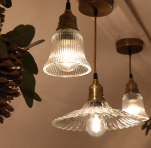 Lampe Glans Rüschen mit Messingoberfläche – Bild 4