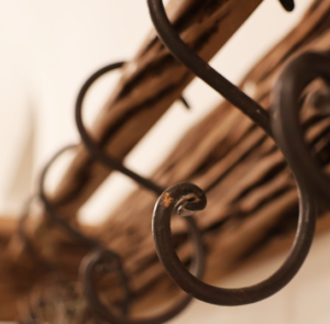 S-Haken braun mit Detail – Bild 2