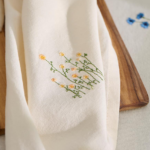 Geschirrtuch Flora natur mit bestickten Blumen gelb